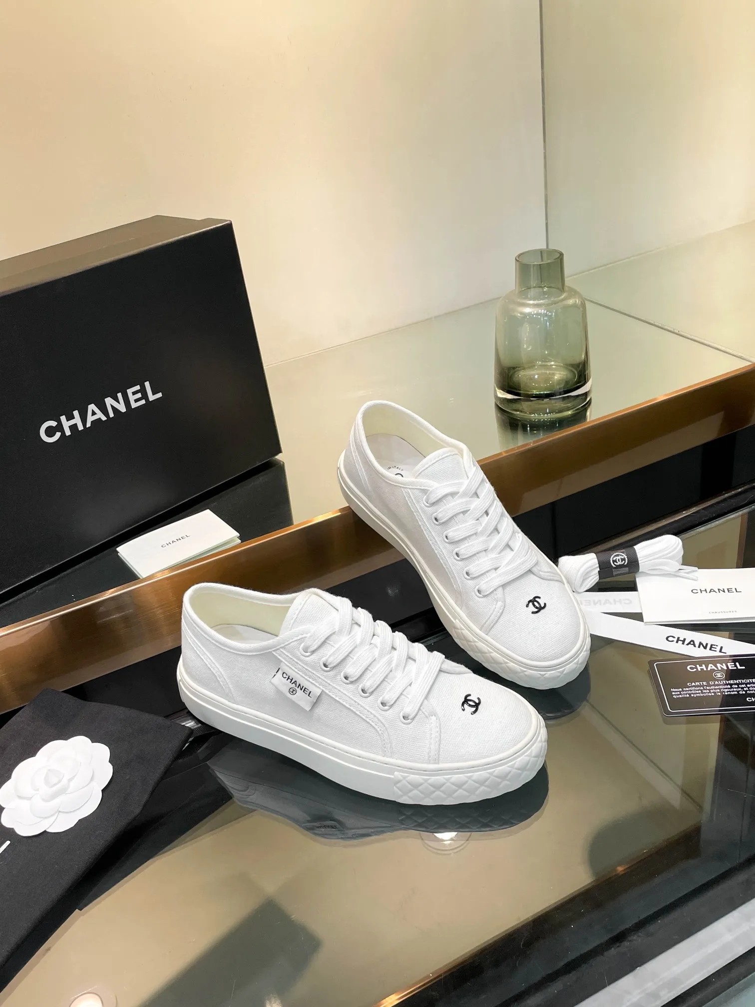 👟👟Ex-factory price 400👟👟 Chanel 2024SF Chanel The latest and currently super popular biscuit shoes, the Internet celebrity Xiaohongshu is crazy about it. It is on sale with a cute and cute style with a bit of retro flavor! The shape is special, very recognizable, slimming and long legs, absolutely powerful, very comfortable to wear, good-looking, comfortable, and height-increasing. I must recommend it to everyone. The main feature of this year's series, minimalist style, fabric: original customized canvas, feet: sheepskin. Number of yards: 35-39 (custom order of 40 pieces is non-refundable)